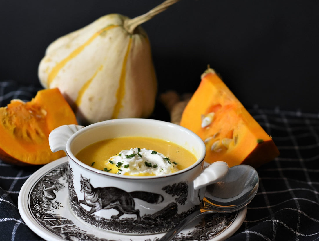 Veganes Rezept: Cremige Kürbissuppe mit gerösteten Kernen